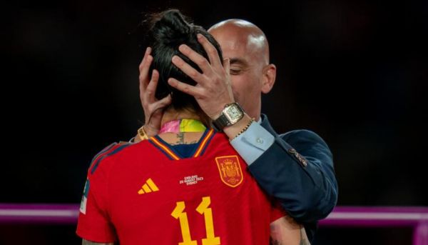 स्पेन फुटबॉल महासंघ के क्षेत्रीय प्रमुखों ने अध्यक्ष रूबियल्स को इस्तीफा देने के लिए कहा