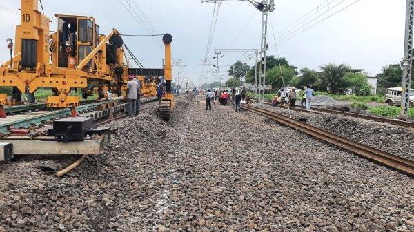 ट्रैक रखरखाव एवं अनुरक्षण के लिए आधुनिक  और उन्नत मशीनें 