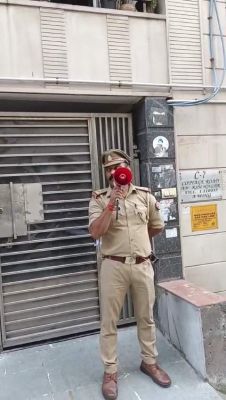 नोएडा पुलिस ने 2660 फर्जी कंपनी बनाने के तीन आरोपियों के दिल्ली स्थित आवास पर मुनादी की, चिपकाया नोटिस