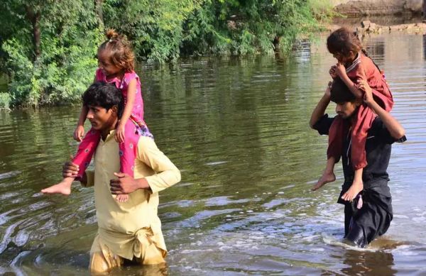 पाकिस्तान: बाढ़ के सालभर बाद  भी मदद के इंतजार में बच्चे