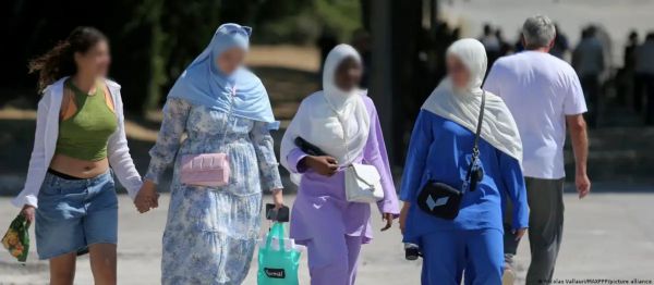 फ्रांस ने स्कूलों में अबाया  पहनने पर प्रतिबंध लगाया