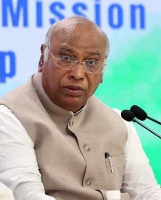 खड़गे ने महंगाई को लेकर केंद्र पर साधा निशाना, पूछा 'यह कैसा अमृत काल है?'
