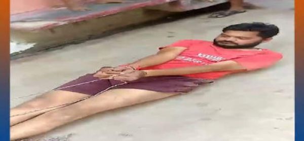 झांसी में युवक को रस्सी से घसीटा, वीडियो वायरल, दो गिरफ्तार