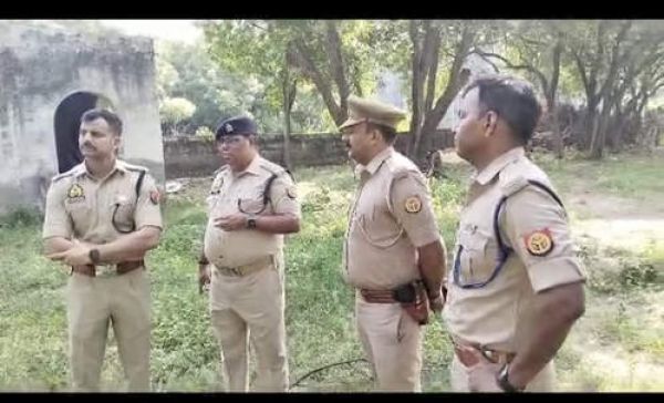 घर के बरामदे में सो रहे दो लोगों पर फावड़े से हमला, एक की मौत