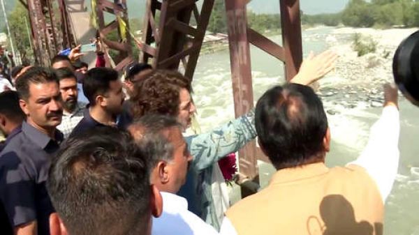 बारिश से प्रभावित इलाकों का दौरा करने के लिए प्रियंका गांधी पहुंचीं हिमाचल