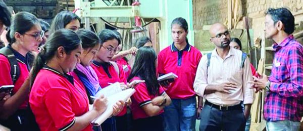 इमारती लकड़ी के व्यावहारिक पहलुओं को समझने मैक विद्यार्थियों का बाजार सर्वेक्षण