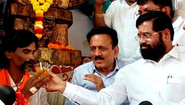 सीएम के हाथों जूस का गिलास लेकर मराठा नेता ने तोड़ा 17 दिन का अनशन