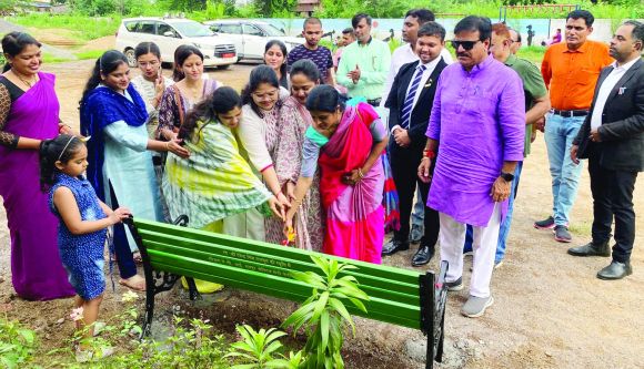 जेसीआई रायपुर कैपिटल महिला विंग ने स्कूल को दिए बेंचेस