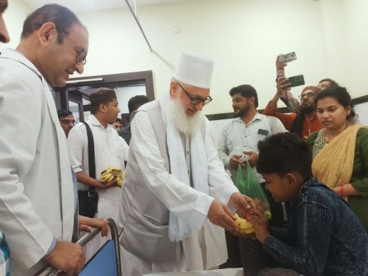 पैग़म्बर मुहम्मद सअ के जन्म दिवस पर मौलाना सैयद मुहम्मद अशरफ़ किछौछवी ने संजीवनी में कैंसर पीडि़तों को किया फलदान