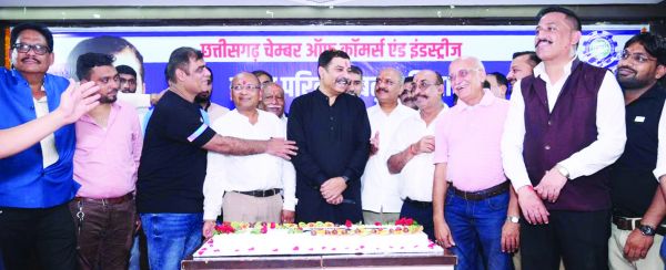 पदाधिकारियों-सदस्यों ने धूमधाम से मनाया पारवानी का जन्मदिन 