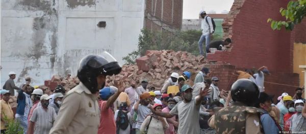 आगरा में पुलिस और सत्संगी क्यों भिड़ गए ?