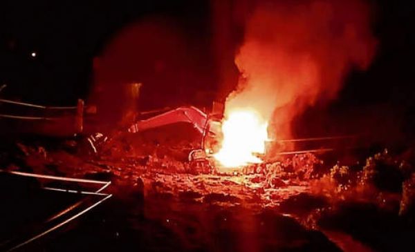 झारखंड में एक बार फिर रेलवे की कंस्ट्रक्शन साइट पर नक्सलियों का हमला, तीन गाड़ियां और जनरेटर फूंके