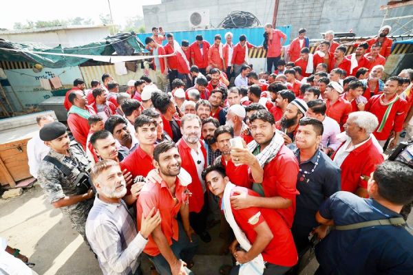 राहुल ने कुलियों के साथ मुलाकात का वीडियो जारी कर महंगाई और बेरोजगारी के मुद्दे उठाए