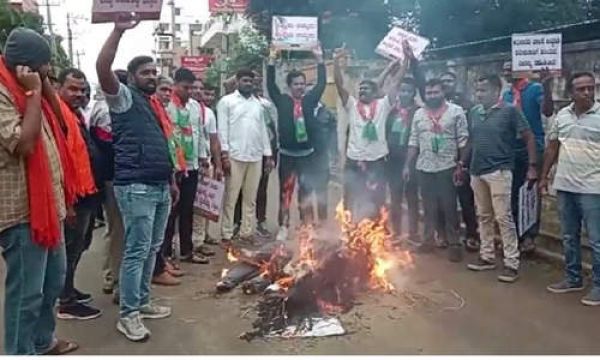 कर्नाटक बंद: बेंगलुरु अंतरराष्ट्रीय हवाई अड्डे के अंदर घुसने की कोशिश कर रहे 20 कार्यकर्ता हिरासत में