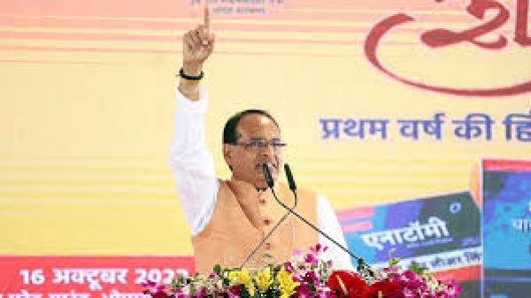 शिवराज ने भाजपा की सत्ता बरकरार रहने पर मध्य प्रदेश के हर परिवार को नौकरी देने का वादा किया