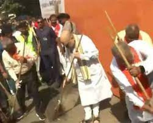 प्रधानमंत्री की अपील पर देशभर में लोगों ने एक घंटे के श्रमदान अभियान में हिस्सा लिया
