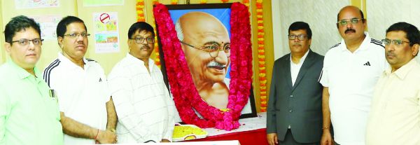 एनएमडीसी ने महात्मा गांधी को 154वीं जयंती पर दी श्रद्धांजलि