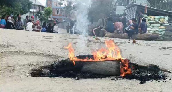 मणिपुर : कुकी-ज़ो लोगों की गिरफ्तारी के खिलाफ बेमियादी बंद से 2 जिलों में जनजीवन अस्त-व्यस्त 