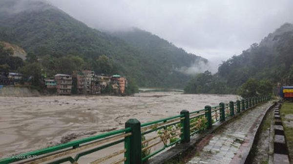सिक्किम में बादल फटने से 23 जवान लापता