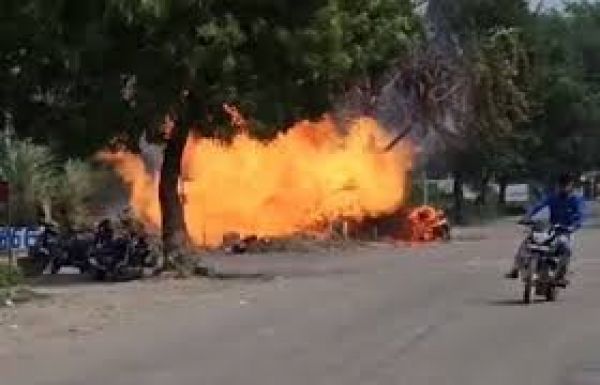 शराब जब्त करने के अभियान के दौरान युवक की मौत से गुस्साई भीड़ ने पुलिस वाहनों में आग लगायी