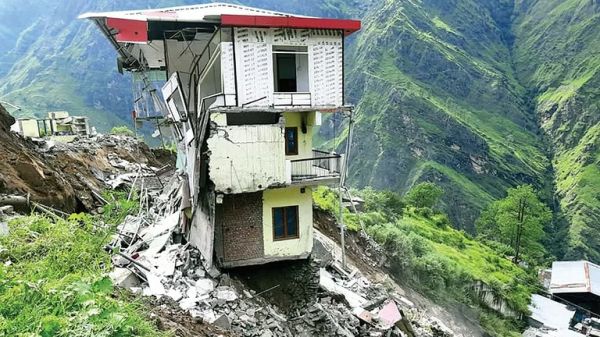 धीरे-धीरे धंसते जोशीमठ में दो तिहाई इमारतों में रहना खतरनाक: जानते-बूझते आपदा को निमंत्रण