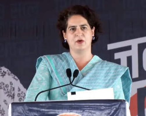 धार पहुंची प्रियंका गांधी ने कहा, राजा जा रहा है और अब रोजगार के लिए होगी वोटिंग
