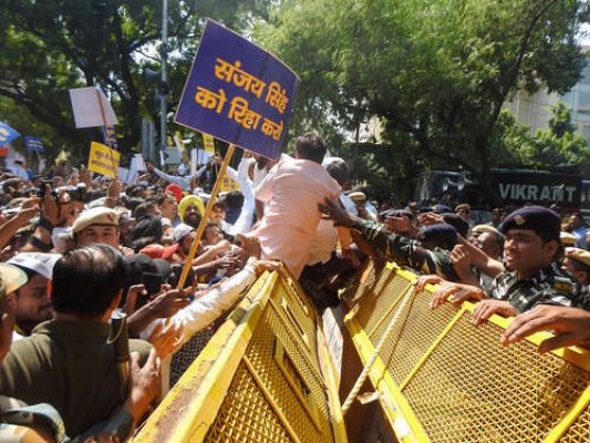 संजय सिंह की गिरफ्तारी: आप कार्यकर्ताओं ने की पुलिस बैरिकेड तोड़ने की कोशिश