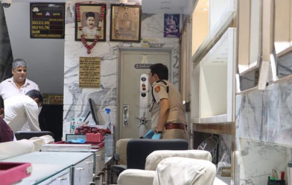 सबसे बड़ी चोरी : दिल्ली की अदालत ने मास्टरमाइंड लोकेश श्रीवास को 2 दिन की पुलिस हिरासत में भेजा