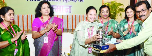 श्रद्धा महिला मण्डल द्वारा कामगारों का किया सम्मान 