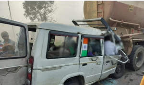 कर्नाटक में सड़क दुर्घटना में आंध्र प्रदेश के 12 लोगों की मौत, दो की हालत गंभीर