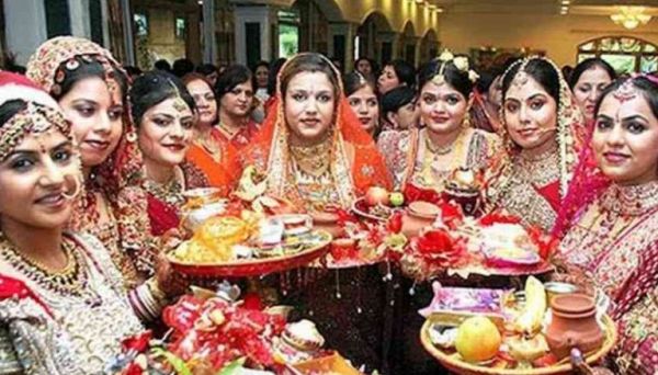 भूखी बैठी महिलाओं को सब्र, हौसला और खुशी मिले