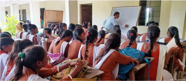 बिहारः स्कूली छात्रों के नाम काटे जाने से किसको होगा फायदा