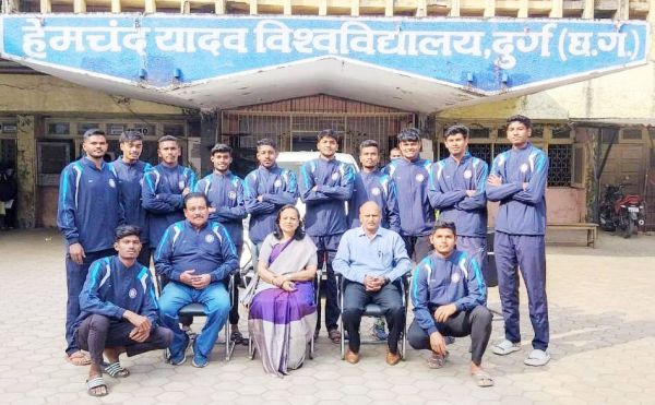 वॉलीबॉल टीम अंतर विश्वविद्यालयीन स्पर्धा में भाग लेने ओडिशा रवाना