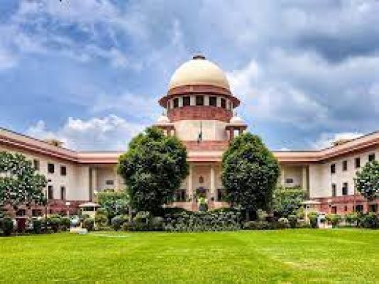 सुप्रीम कोर्ट ने चुनाव आयोग से मतदाता सूची में डुप्लिकेट प्रविष्टियों के खिलाफ निर्देश देने की मांग वाली याचिका पर गौर करने को कहा