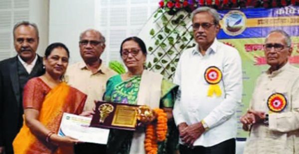 डॉ. मृणालिका ओझा को मिला कवि लोक निबंध रत्न सम्मान