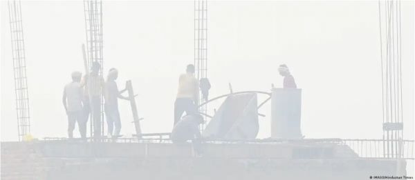 दिल्ली के मजदूरों पर प्रदूषण की दोहरी मार