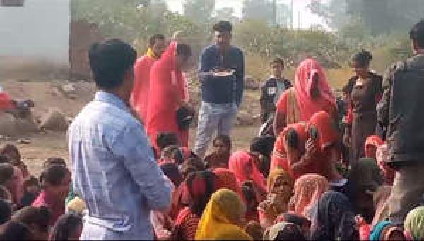 भाजपा उम्मीदवार की पत्नी ने बांटे नोट, मामला दर्ज