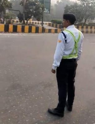 यमराज का रूप धारण कर ट्रैफिक कर्मियों ने लोगों को किया जागरूक