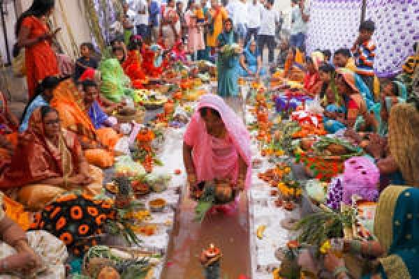 भगवान भास्कर की भक्ति में सराबोर हुआ बिहार, चहुंओर गूंज रहे छठी मईया के गीत