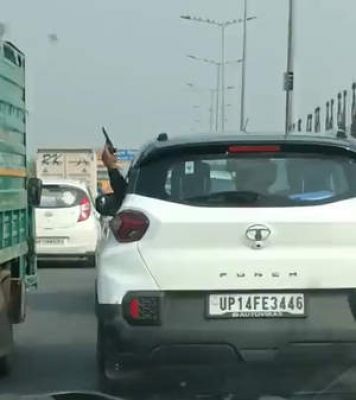 चलती कार से बाहर लहराई पिस्टल, वीडियो आया सामने