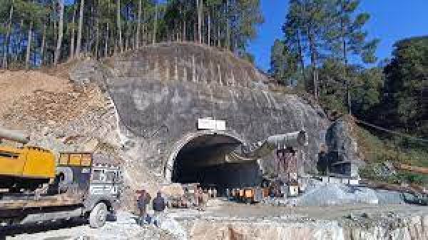 उत्तराखंड: बचाव अभियान में रुकावट, सुरंग में फंसे श्रमिकों का इंतजार बढ़ा