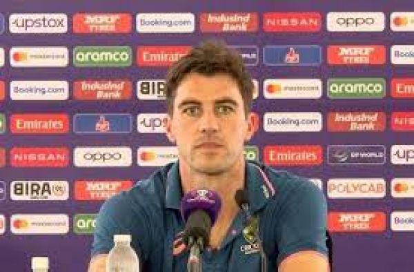 पिच के बर्ताव से परेशान दिखे आस्ट्रेलियाई, कमिंस ने पिच की फोटो खींचीं