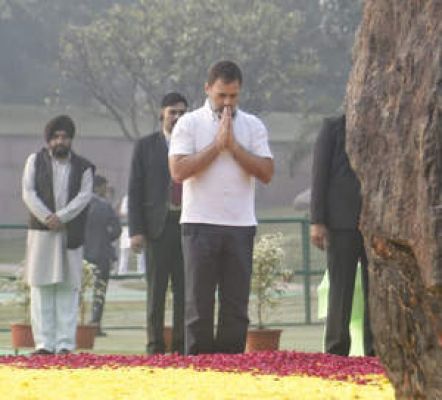 पीएम मोदी, खड़गे, सोनिया व राहुल ने इंदिरा गांधी को उनकी जयंती पर दी श्रद्धांजलि