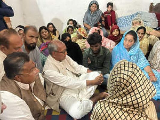 मध्‍य प्रदेश में कांग्रेस नेता की हत्या, दिग्विजय ने कार्रवाई की मांग को लेकर धरना दिया