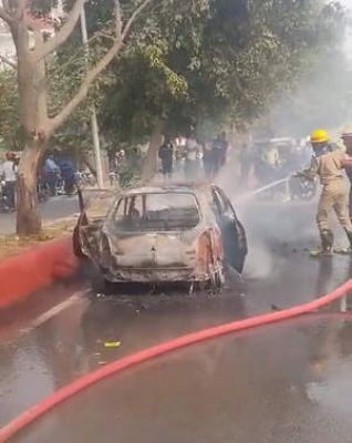 चलती कार बनी आग का गोला, चालक ने कूदकर बचाई जान