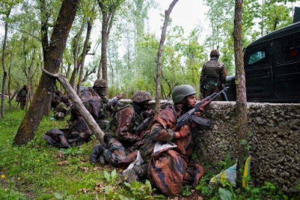 जम्मू-कश्मीर के राजौरी में आतंकियों के खिलाफ दूसरे दिन भी ऑपरेशन जारी