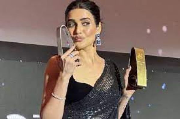नेटफ्लिक्स की वेब सीरीज ‘स्कूप’, अभिनेत्री करिश्मा तन्ना फिल्मफेयर ओटीटी 2023 पुरस्कारों से सम्मानित