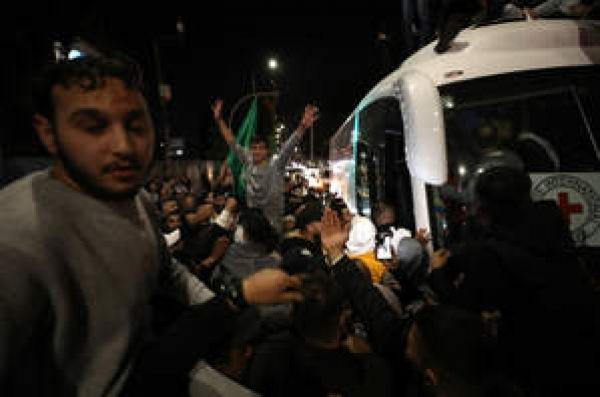 इज़राइल ने 33 और फ़िलिस्तीनी कैदियों को किया रिहा