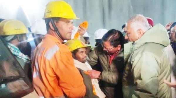 धामी ने अस्पताल में भर्ती श्रमिकों से मिलकर उनका हाल—चाल जाना