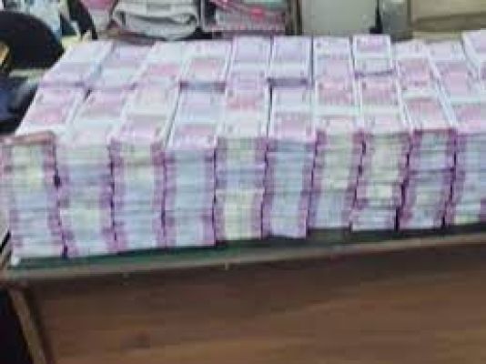 आयोग को पांच राज्यों के चुनावों में कई बार कसनी पड़ी नकेल, 1760 करोड़ रु से अधिक की जब्ती